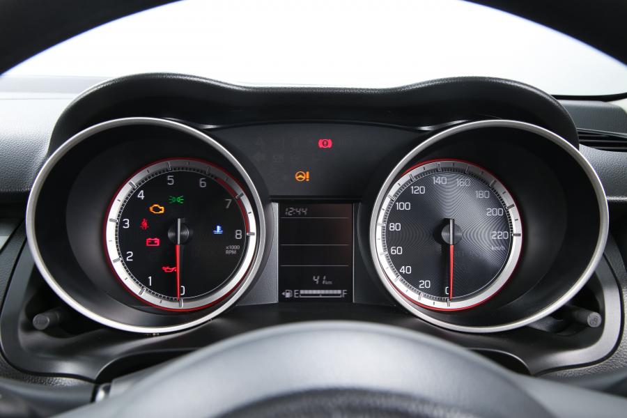 Панель приборов Suzuki Swift Special Edition 2019 года  (ZA) (фото 15 из 40)